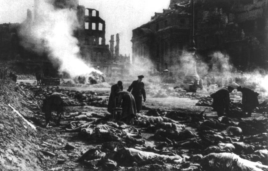 einsammelndertotenaltmarktdresden1945_fire_bombing.jpg einsammelndertotenaltmarktdresden1945_fire_bombing.jpg