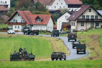 militaerfahrzeugeinderoberpfalz_dpa_arminweigel_2012.jpeg