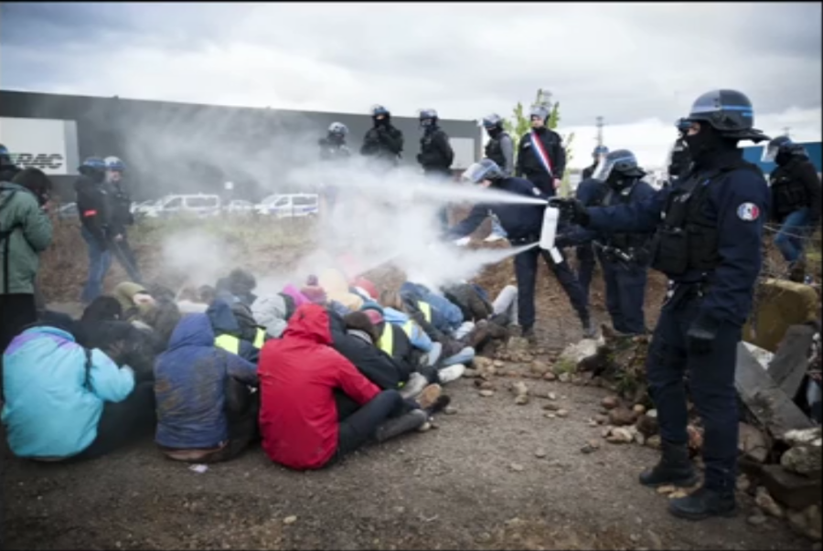 traenengasgegendemonstranten_72dpi.png traenengasgegendemonstranten_72dpi.png